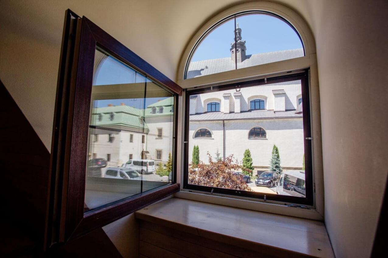 Guest House "Arkhistratyg" Lwów Zewnętrze zdjęcie